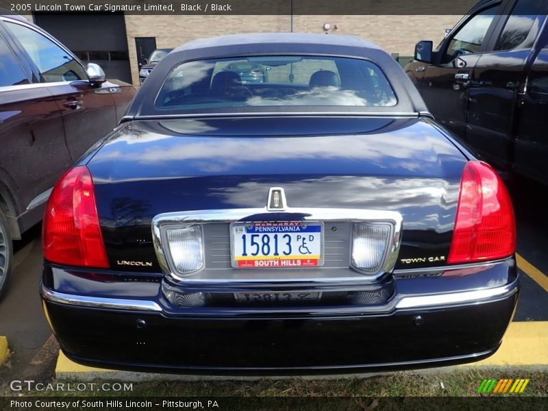 Black / Black 2005 Lincoln Town Car Signature Limited