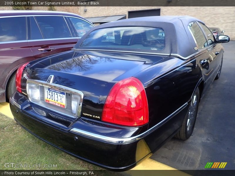 Black / Black 2005 Lincoln Town Car Signature Limited