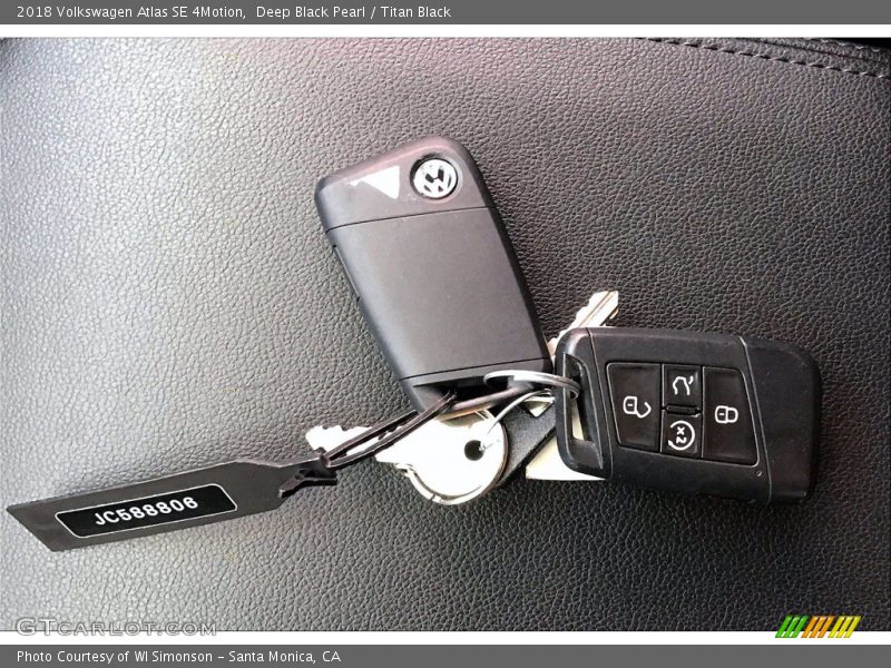Deep Black Pearl / Titan Black 2018 Volkswagen Atlas SE 4Motion