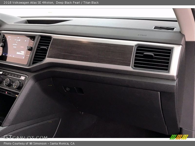Deep Black Pearl / Titan Black 2018 Volkswagen Atlas SE 4Motion