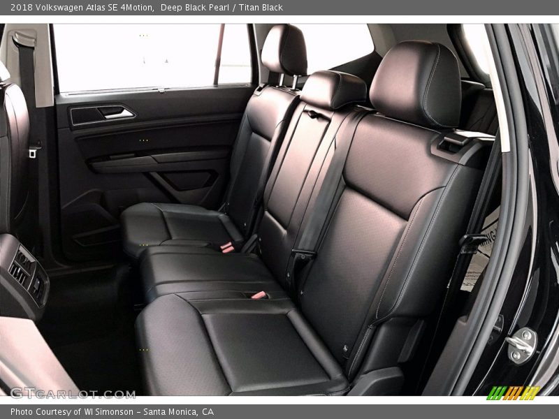 Deep Black Pearl / Titan Black 2018 Volkswagen Atlas SE 4Motion