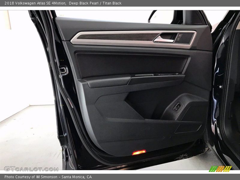 Deep Black Pearl / Titan Black 2018 Volkswagen Atlas SE 4Motion