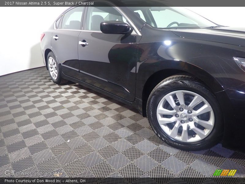 Super Black / Charcoal 2017 Nissan Altima 2.5 S
