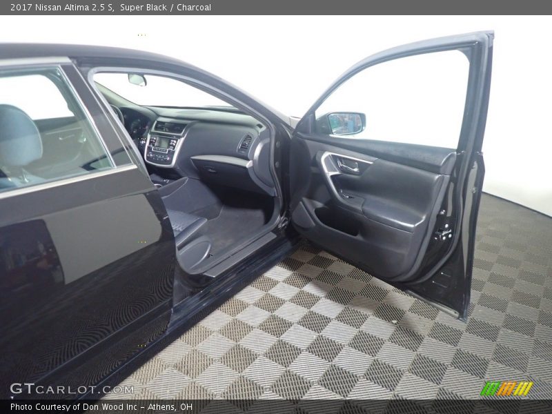 Super Black / Charcoal 2017 Nissan Altima 2.5 S
