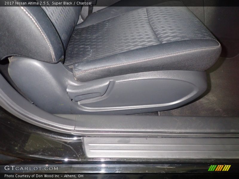 Super Black / Charcoal 2017 Nissan Altima 2.5 S