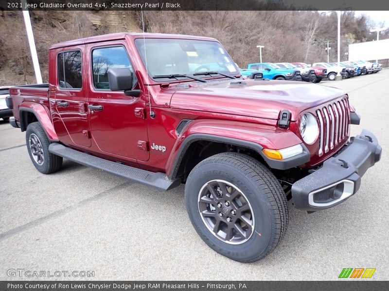 Front 3/4 View of 2021 Gladiator Overland 4x4