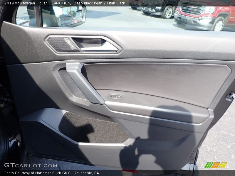 Deep Black Pearl / Titan Black 2019 Volkswagen Tiguan SE 4MOTION