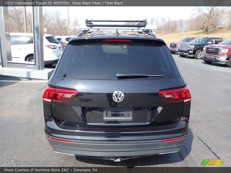 Deep Black Pearl / Titan Black 2019 Volkswagen Tiguan SE 4MOTION