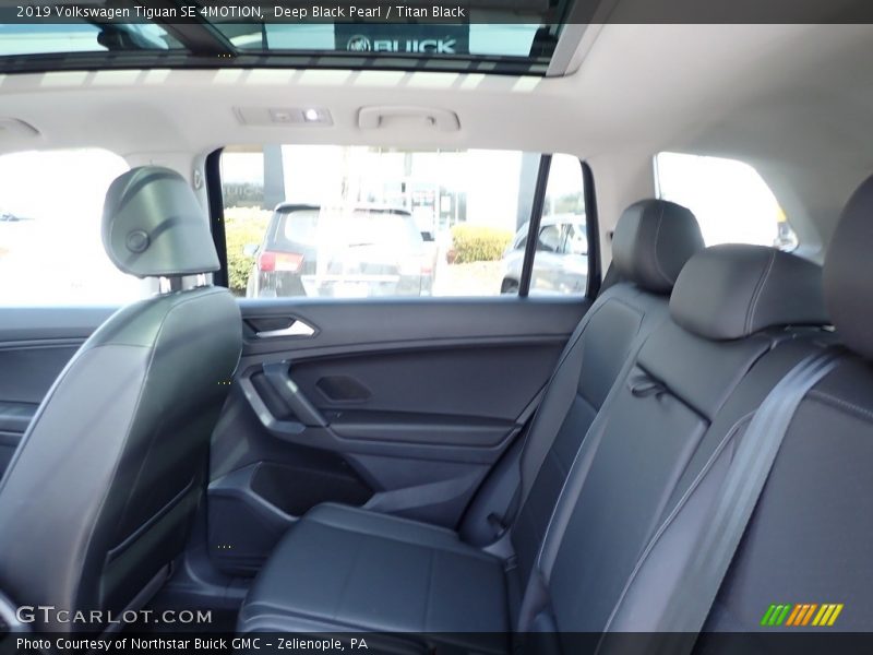 Deep Black Pearl / Titan Black 2019 Volkswagen Tiguan SE 4MOTION