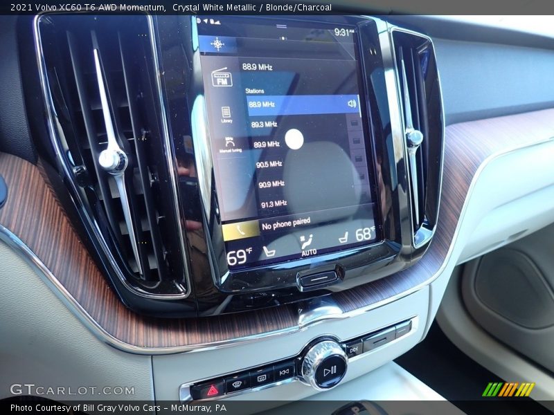 Crystal White Metallic / Blonde/Charcoal 2021 Volvo XC60 T6 AWD Momentum