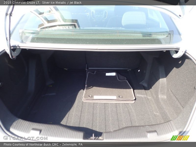 Silver Ice Metallic / Jet Black 2018 Chevrolet Cruze LT