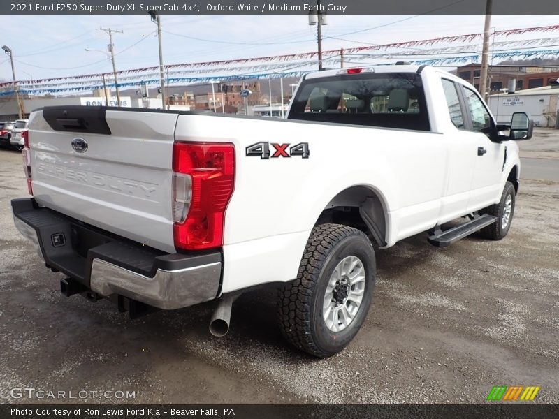 Oxford White / Medium Earth Gray 2021 Ford F250 Super Duty XL SuperCab 4x4