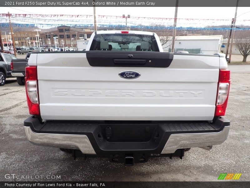 Oxford White / Medium Earth Gray 2021 Ford F250 Super Duty XL SuperCab 4x4