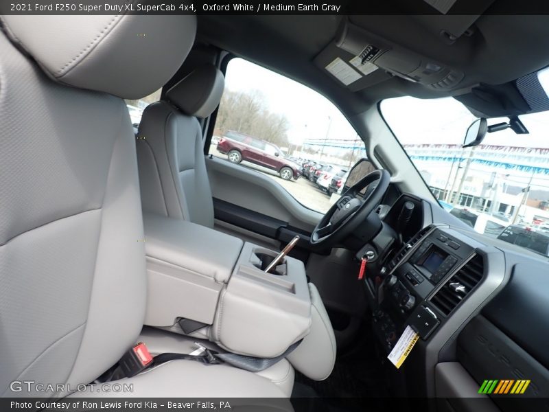 Oxford White / Medium Earth Gray 2021 Ford F250 Super Duty XL SuperCab 4x4