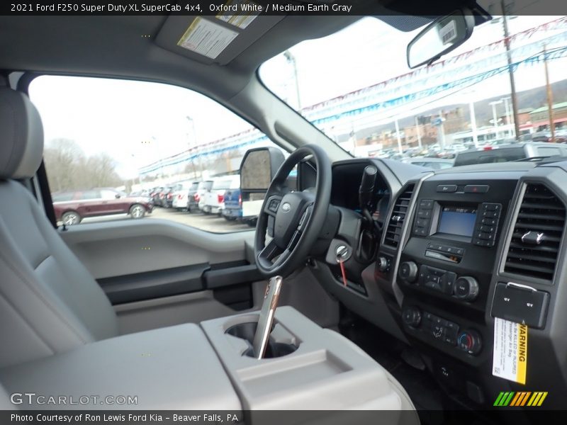 Oxford White / Medium Earth Gray 2021 Ford F250 Super Duty XL SuperCab 4x4