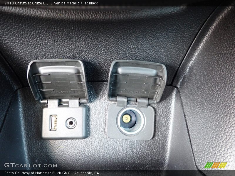 Silver Ice Metallic / Jet Black 2018 Chevrolet Cruze LT