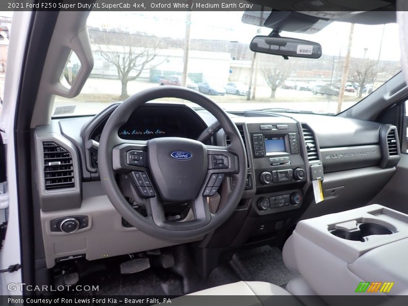 Oxford White / Medium Earth Gray 2021 Ford F250 Super Duty XL SuperCab 4x4