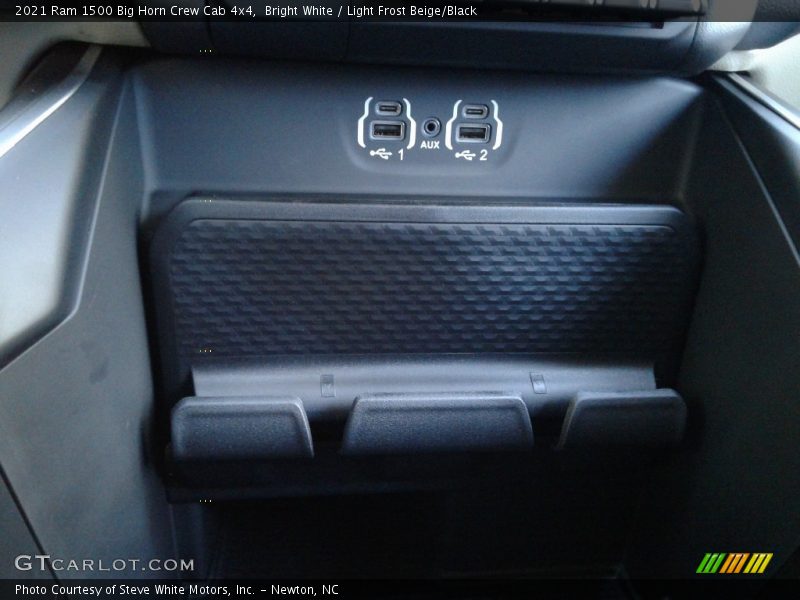 Bright White / Light Frost Beige/Black 2021 Ram 1500 Big Horn Crew Cab 4x4