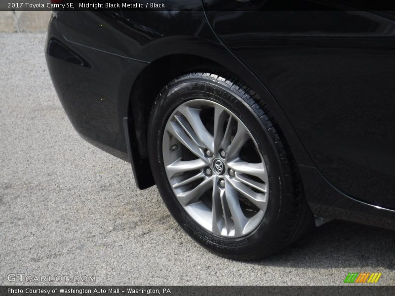 Midnight Black Metallic / Black 2017 Toyota Camry SE