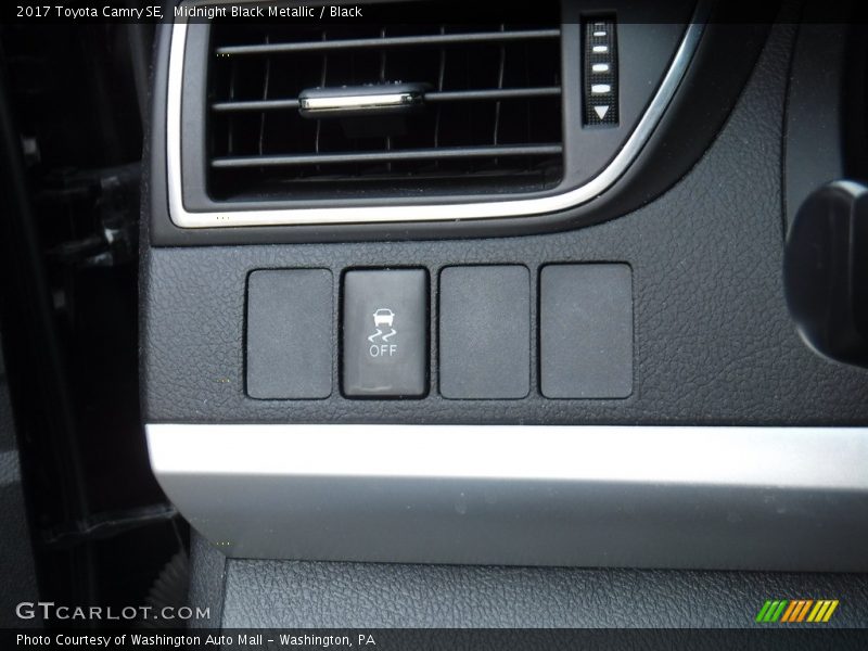 Midnight Black Metallic / Black 2017 Toyota Camry SE