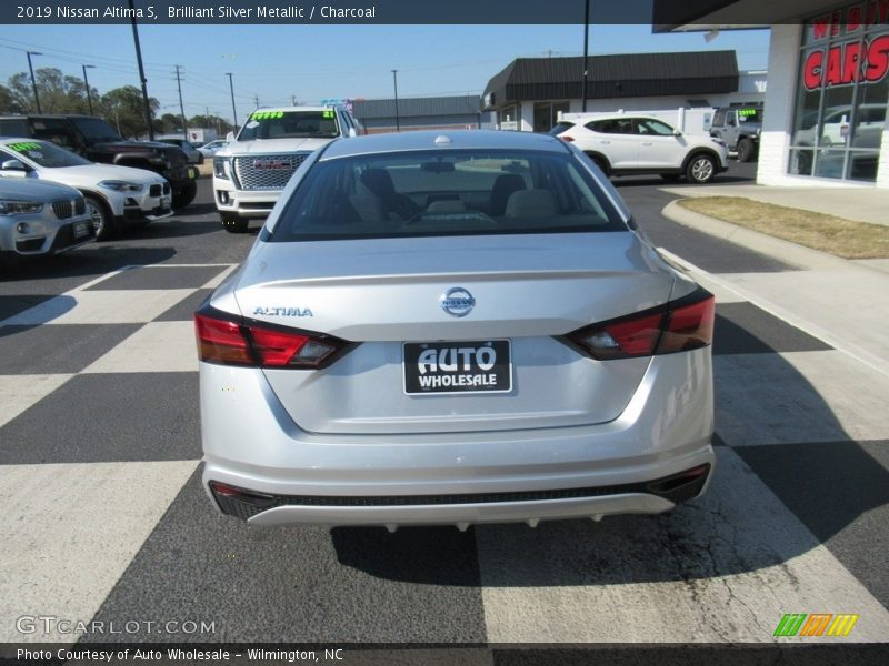 Brilliant Silver Metallic / Charcoal 2019 Nissan Altima S
