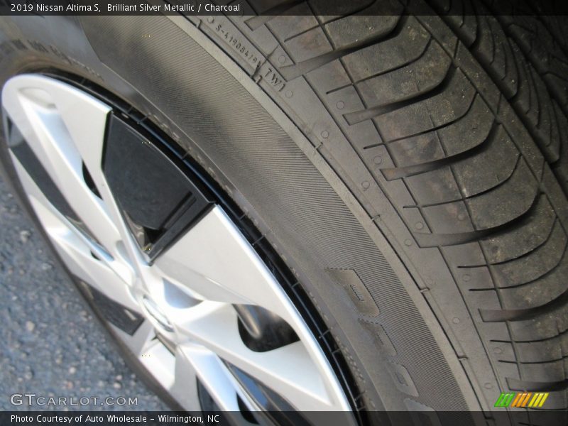 Brilliant Silver Metallic / Charcoal 2019 Nissan Altima S