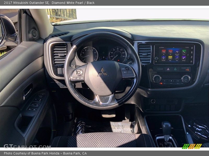 Diamond White Pearl / Black 2017 Mitsubishi Outlander SE