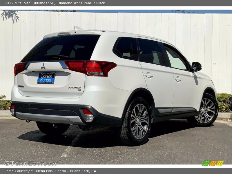 Diamond White Pearl / Black 2017 Mitsubishi Outlander SE