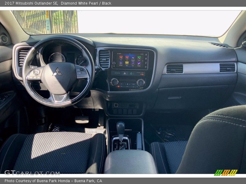 Diamond White Pearl / Black 2017 Mitsubishi Outlander SE