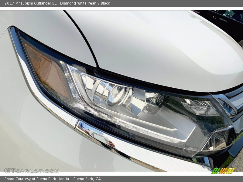 Diamond White Pearl / Black 2017 Mitsubishi Outlander SE