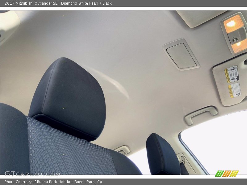 Diamond White Pearl / Black 2017 Mitsubishi Outlander SE