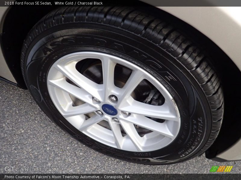White Gold / Charcoal Black 2018 Ford Focus SE Sedan