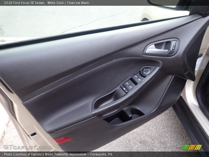 White Gold / Charcoal Black 2018 Ford Focus SE Sedan