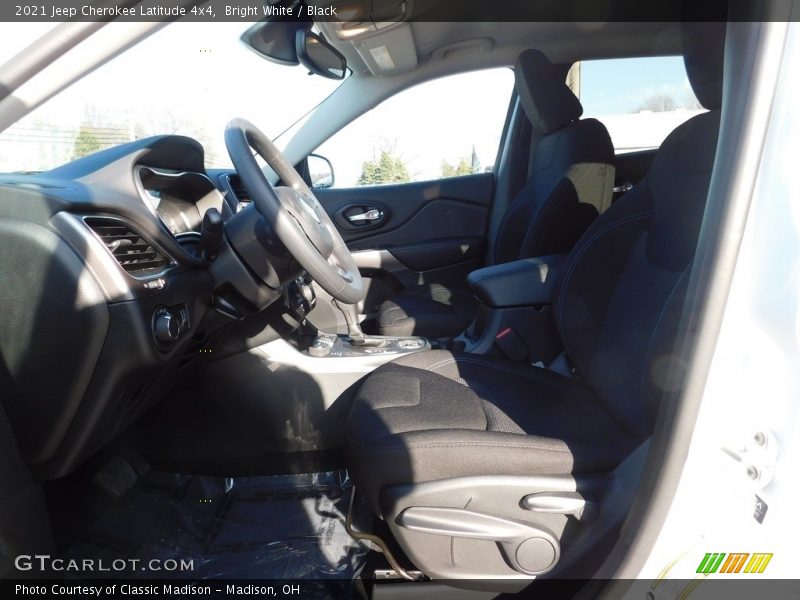 Bright White / Black 2021 Jeep Cherokee Latitude 4x4