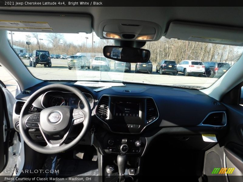 Bright White / Black 2021 Jeep Cherokee Latitude 4x4