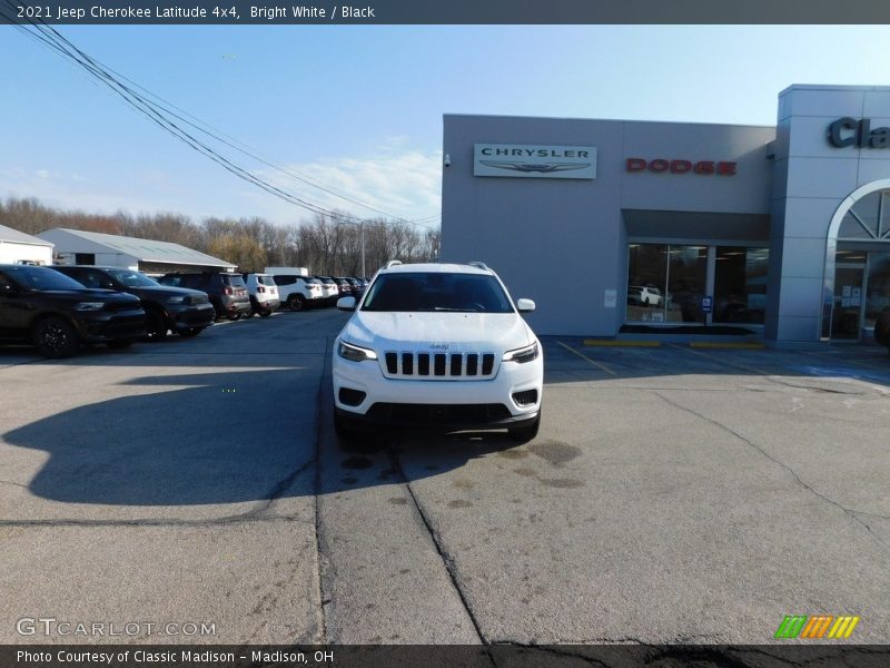 Bright White / Black 2021 Jeep Cherokee Latitude 4x4