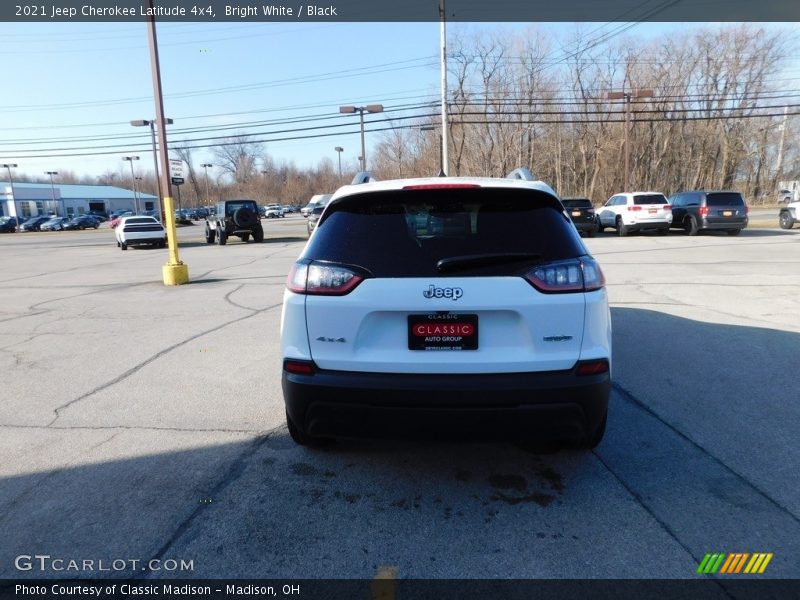 Bright White / Black 2021 Jeep Cherokee Latitude 4x4