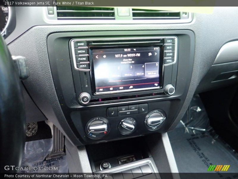 Pure White / Titan Black 2017 Volkswagen Jetta SE