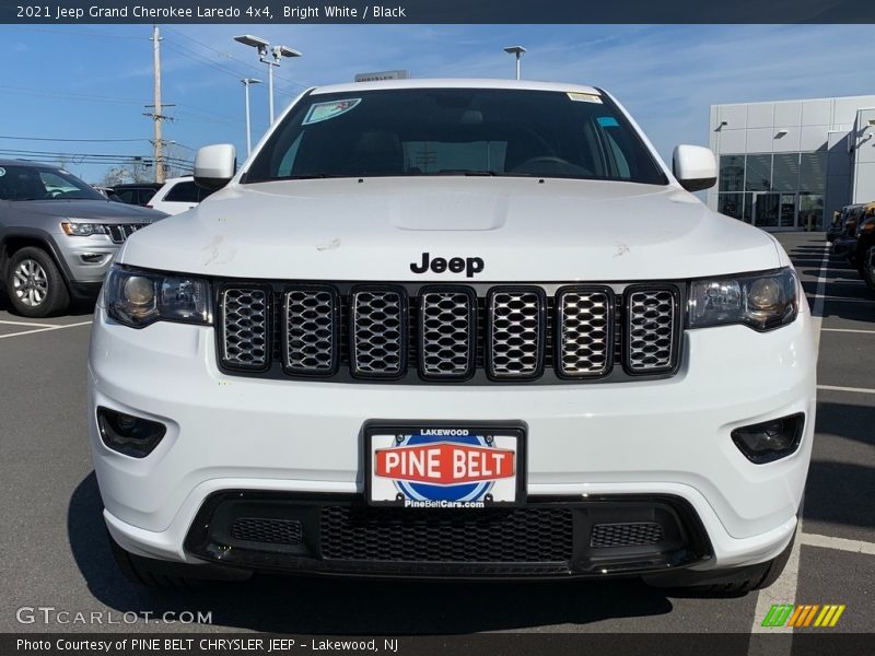 Bright White / Black 2021 Jeep Grand Cherokee Laredo 4x4