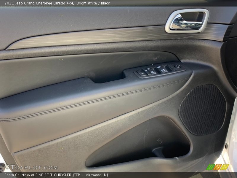 Bright White / Black 2021 Jeep Grand Cherokee Laredo 4x4