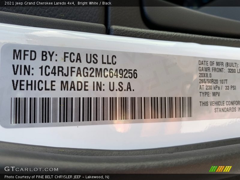 Bright White / Black 2021 Jeep Grand Cherokee Laredo 4x4