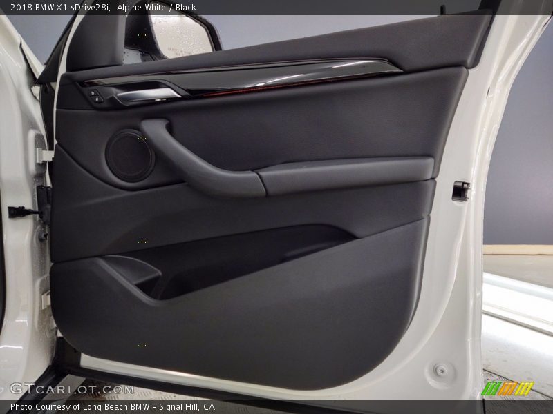 Alpine White / Black 2018 BMW X1 sDrive28i