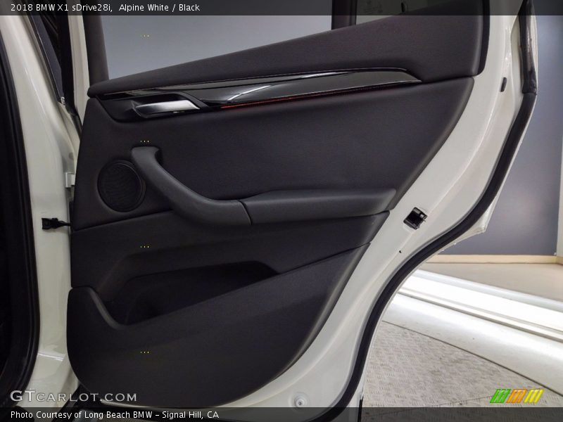 Alpine White / Black 2018 BMW X1 sDrive28i