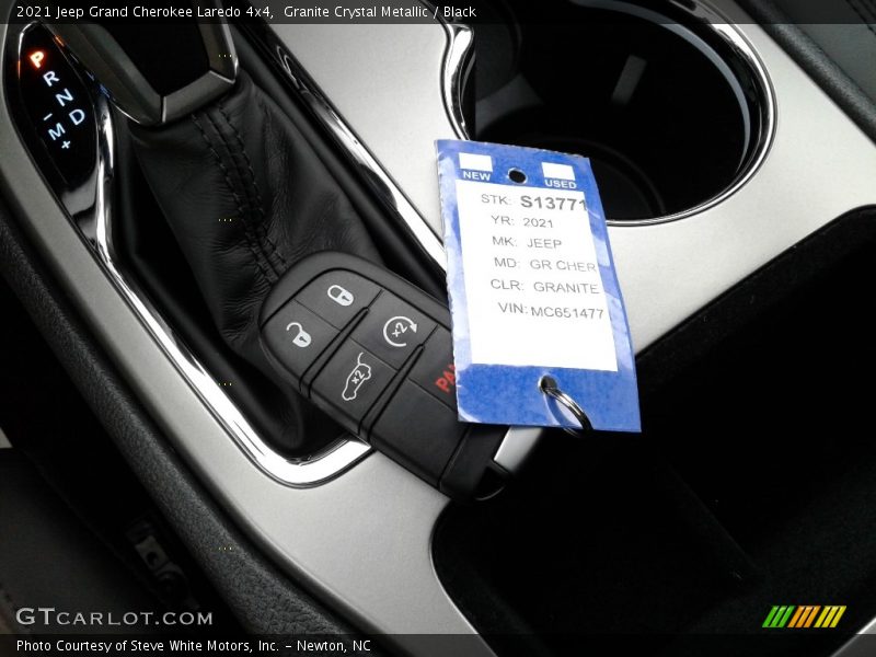 Granite Crystal Metallic / Black 2021 Jeep Grand Cherokee Laredo 4x4