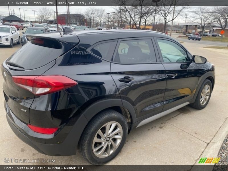 Black Noir Pearl / Black 2017 Hyundai Tucson SE AWD