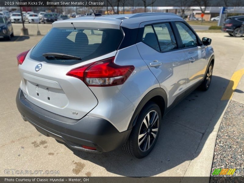 Brilliant Silver Metallic / Charcoal 2019 Nissan Kicks SV