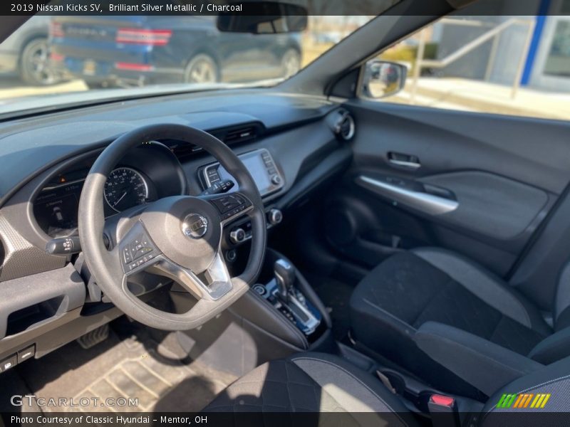Brilliant Silver Metallic / Charcoal 2019 Nissan Kicks SV