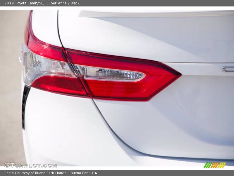 Super White / Black 2019 Toyota Camry SE