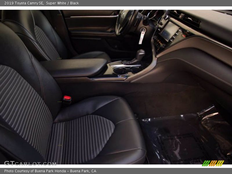 Super White / Black 2019 Toyota Camry SE