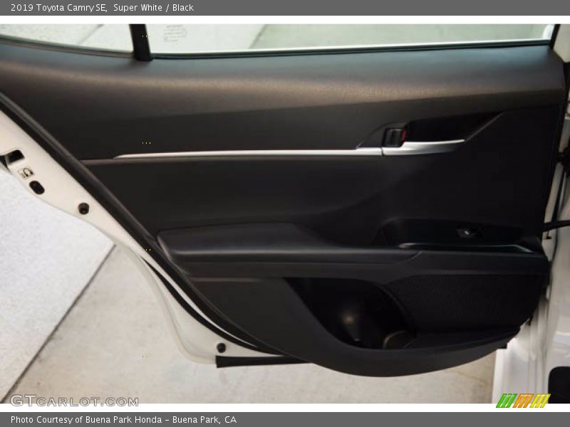 Super White / Black 2019 Toyota Camry SE